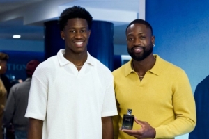 天天盈球-表情略显拘谨！76人探花埃奇库姆与韦德参加活动并合影