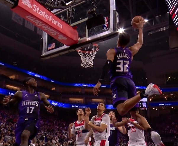 天天盈球-突然就要花？施罗德突破助飞考德威尔单臂空接砸扣 国王轰15-0！