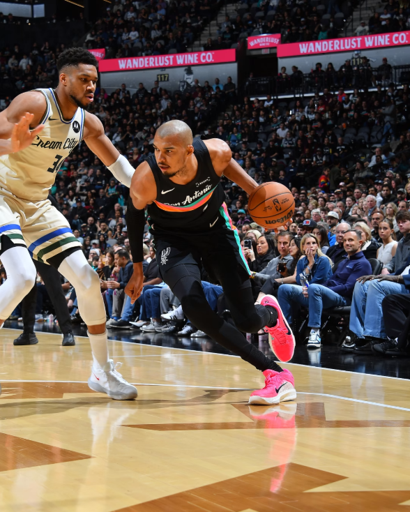 天天盈球下载-39分惨案！雄鹿3连败，文班膝盖遭重撞，波特9中0，字母哥要走了